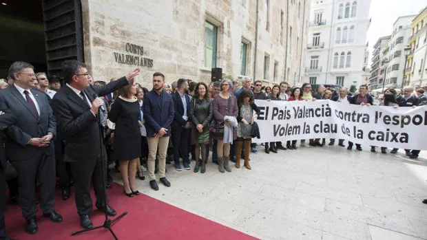 Imagen de la protesta contra el Gobierno celebrada este martes frente a las Cortes Valencianas