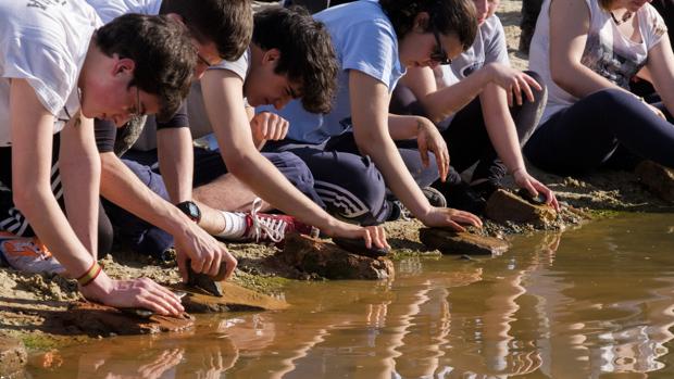 Los alumnos de Bachillerato, al borde del Pisuerga durante la fabricación de herramientas