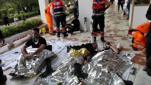 Imagen de los bomberos afectados por el fuego