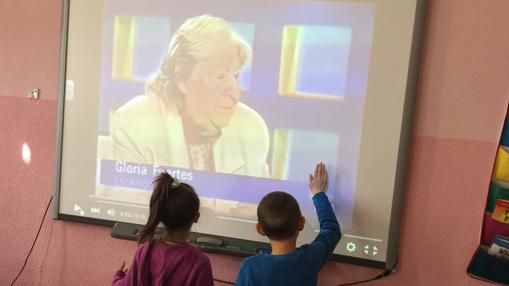 Escolares de Aguilafuente (Segovia) ponen en práctica el proyecto «EvoluTICvos» en una de sus clases