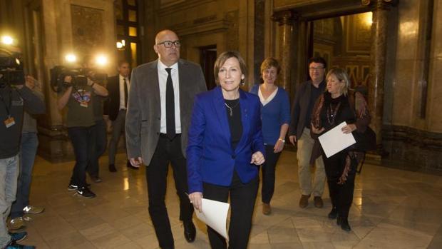 Corominas y Forcadell, en primer plano, y los otros miembros de la mesa investigados, detrás, en los pasillos del Parlamento de Cataluña