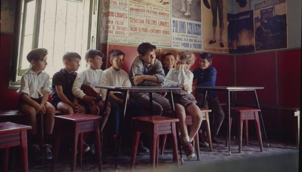 Un joven Sebastian Palomo Linares, en septiembre de 1966, rodeado de niños en el bar «La Taurina» de Alameda de la Sagra