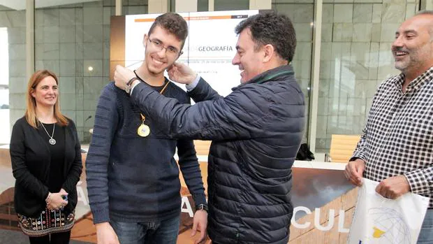 Momento en el que José Luis Vázquez recibió la medalla de oro como vencedor de la Olimpiada