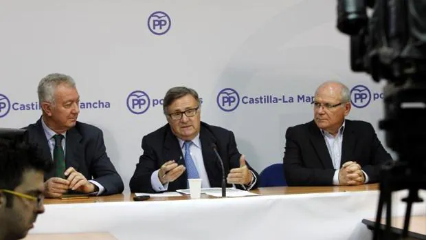 Tizón, acompañado por el anterior responsable de Agricultura en la Diputación, Julián Morales, y el diputado José Luis Rivas