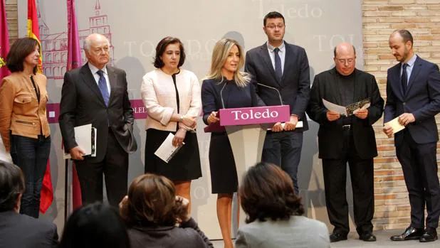 La alcaldesa de Toledo, Milagros Tolón, y representantes de las instituciones colaboradoras, este martes durante la presentación del programa