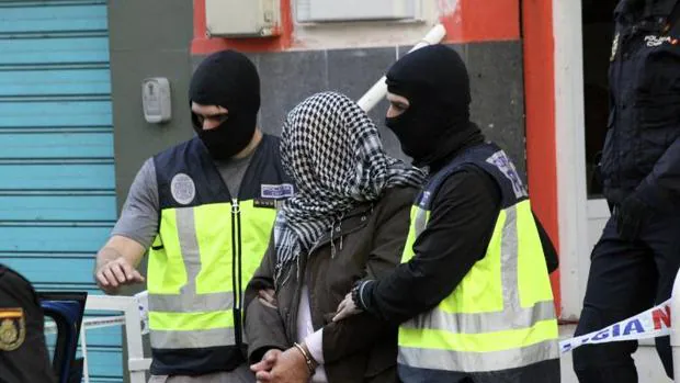 Imagen de archivo de la detención de un presunto yihadista en Ceuta el pasado año