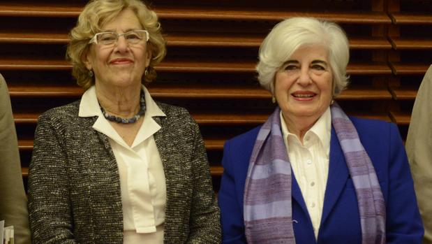 La alcaldesa de Madrid, Manuela Carmena, y la presidenta del Comisionado, Francisca Sauquillo