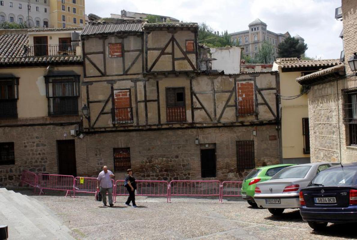 Inmueble vallado por seguridad en el número 7 de la calle Alfonso VI