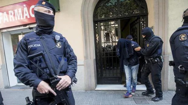 Mossos, ayer en Barcelona durante lla detención de un sospechoso durante el dispositivo contra el yihadismo