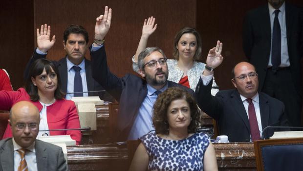 Pedro Antonio Sánchez ayer votando a favor de suprimir los aforamientos