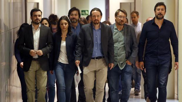 Pablo Iglesias, junto a los portavoces del grupo de Unidos Podemos-En Comù-Podem-En Marea