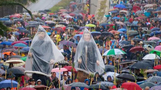 Miles de peregrinos con paraguas durante la romería de la Santa Faz, este jueves