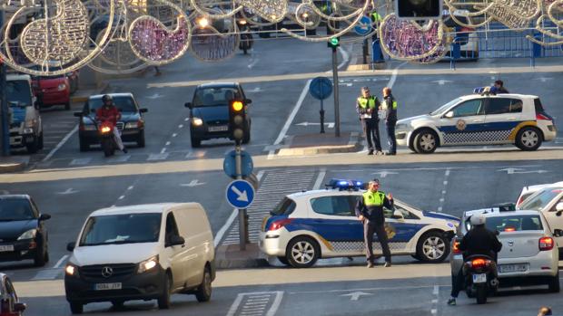 Un motorista atropella gravemente a un peatón y se da a la fuga en el centro de Alicante