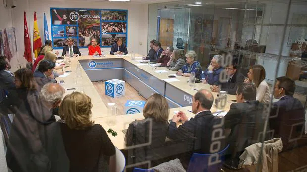 Cifuentes, en su reunión con los concejales populares del Ayuntamiento de Madrid