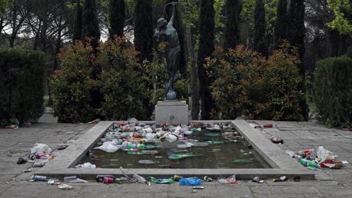 El resacón de «san Cemento» inunda de basura y porquería la Ciudad Universitaria