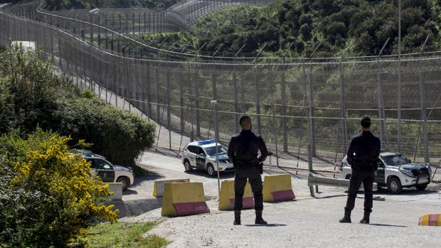 Frenan un intento masivo de entrada de inmigrantes por la valla de la frontera