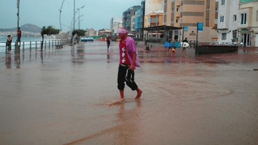 La lluvia llena la Playa de Las Canteras de aguas fecales