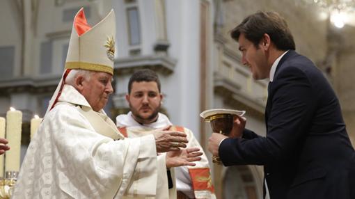 El cardenal arzobispo Cañizares, antes de la eucaristia