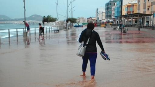 La lluvia llena la Playa de Las Canteras de aguas fecales