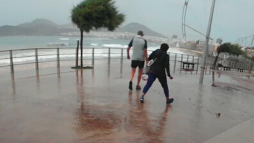 La lluvia llena la Playa de Las Canteras de aguas fecales