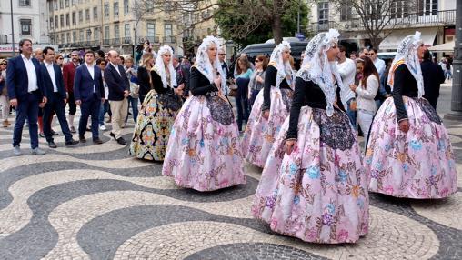 Los alicantinos paseando por una plaza de la capital portuguesa