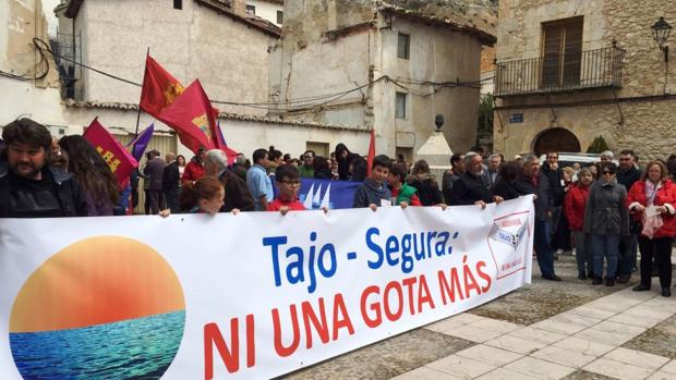 Alcaldes, vecinos y vehículos marchan contra el trasvase del Tajo-Segura