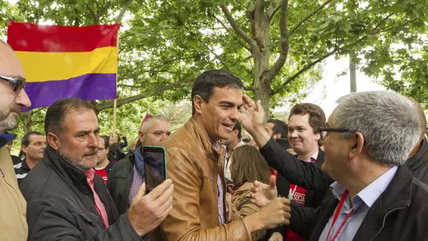 El candidato a las primarias del PSOE, Pedro Sánchez, en un acto en Mérida, ante una bandera de la II República.