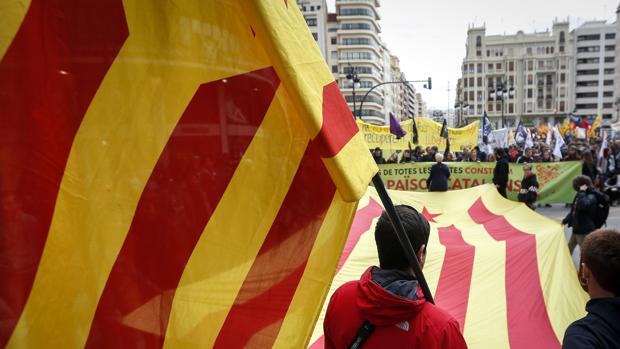 La marcha respaldada por el PSPV y Compromís espolea a los independentistas catalanes