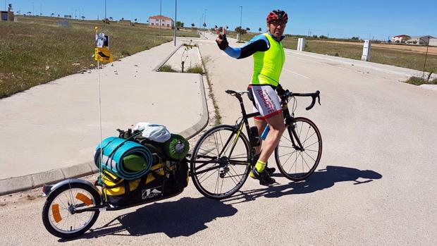 Rodolfo, en el momento de iniciar su periplo de más de 600 kilómetros en bicicleta