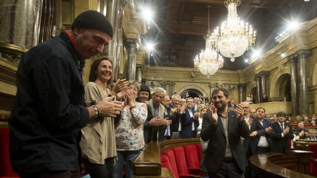 El diputado de JxSí Lluís Llach, aplaudido por su grupo tras las amenazas a los funcionarios catalanes