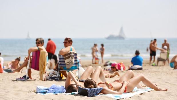 Tiempo soleado en una playa de Valencia el pasado Viernes Santo