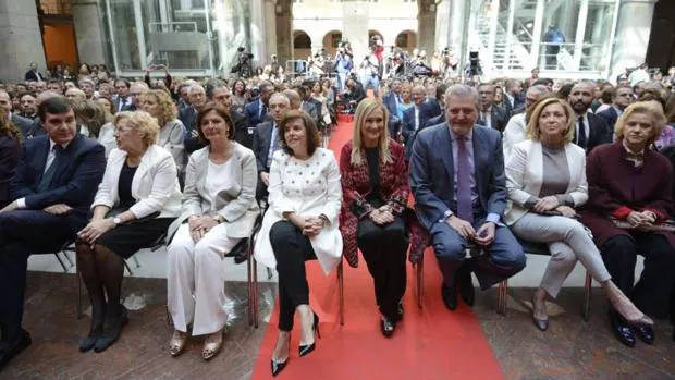 De izquierda a derecha, Manuela Carmena, Paloma Adrados, Soraya Sáenz de Santamaría, Cristina Cifuentes, Íñigo Méndez de Vigo y Concepción Dancausa