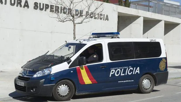 Fotografía de archivo de un vehículo policial junto a la Jefatura Superior de Policía de Granada