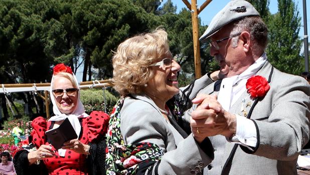 Manuela Carmena baila un chotis, ayer en la Rosaleda del Parque del Oeste