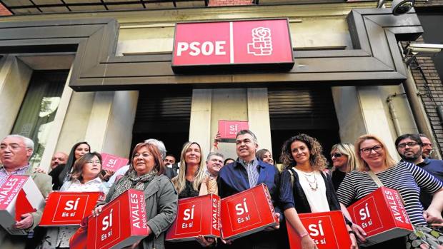 Un grupo de militantes entregó este jueves los avales de la candidatura de Sánchez en Ferraz