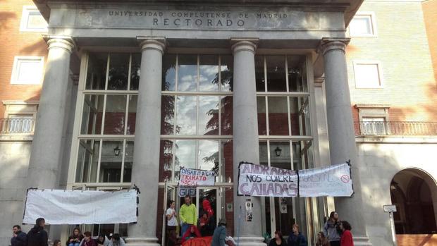 Los manifestantes, a las puertas del rectorado de la Universidad Complutense de Madrid