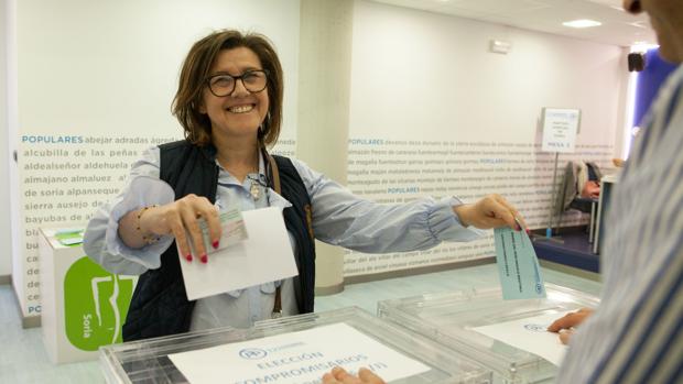 Mar Angulo, presidenta del PP de Soria, votando en las primarias