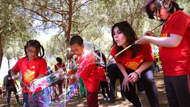 Niños y monitores, en la Festa Esplai de Fundesplai, hoy en El Prat de Llobregat