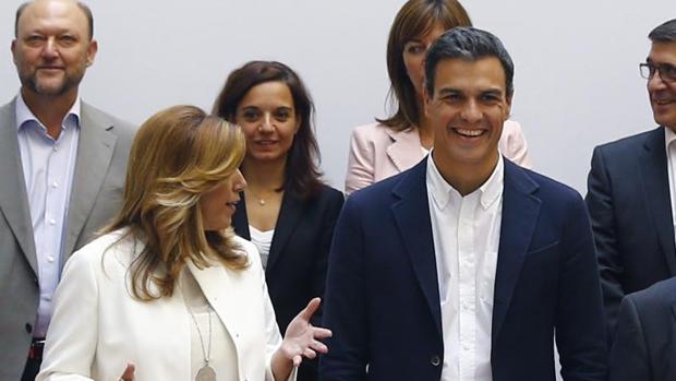 Pedro Sánchez junto a Susana Díaz en la «foto de familia» del ex secretario general con los barones en 2015