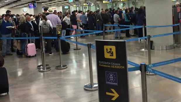 Largas colas este domingo en el Aeropuerto Madrid Barajas
