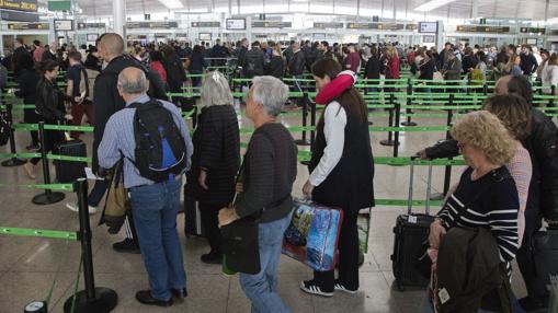 Largas colas de gente el pasado 30 de abril en el aeropuerto de El Prat-Barcelona.