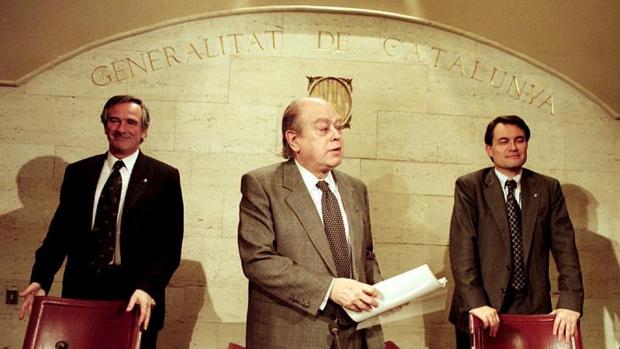 Xavier Trías (i), Pujol y Mas (d) durante una rueda de prensa del presidente con los consejeros en 1999
