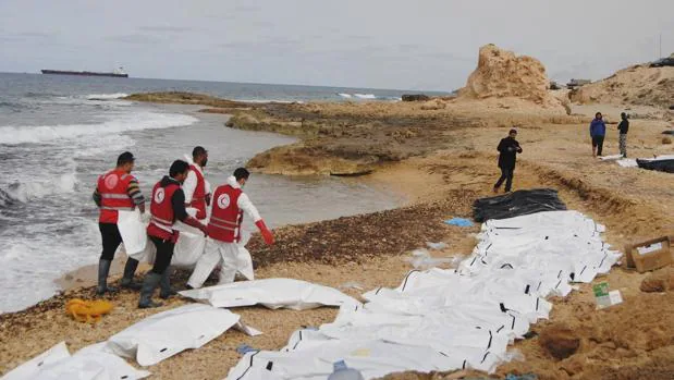 Recogida de cadáveres de refugiados en las costas de Al Zawiya, Libia, el pasado febrero
