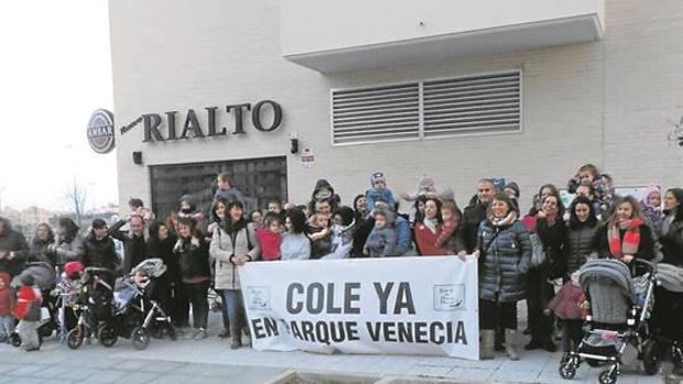 Las familias de la zona llevan años esperando que se construya el colegio