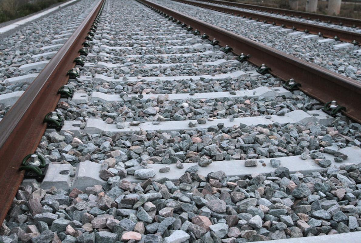 Nuevas traviesas en una vía de ferrocarril