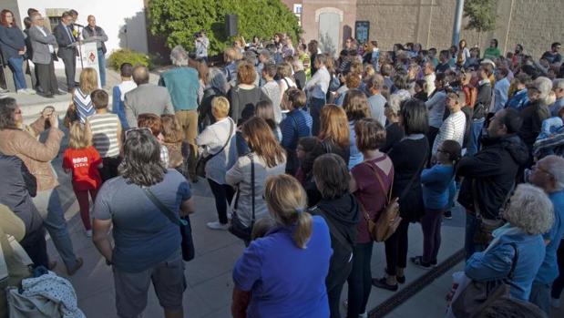 Minuto de silencio a las puertas del Ayuntamiento de Caldes de Malavella, por la muerte de la niña de 6 años