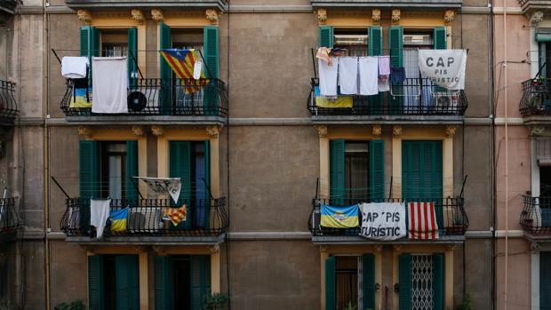 Pancartas de protesta contra los pisos turísticos en La Barceloneta