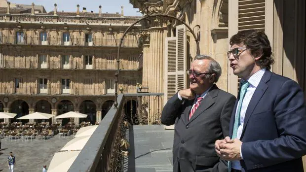 El alcalde Alfonso Fernández Mañueco conversa con Mariano Barbacid en el balcón del Ayuntamiento de Salamanca