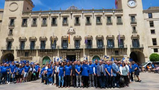 Más de 600 alicantinos forman una cadena humana para conmemorar la fundación de la UE