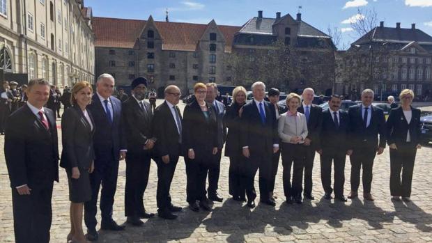 Cospedal (2i) en la V reunión de ministros de Defensa de la coalición contra ISIS, celebrada en Copenhague
